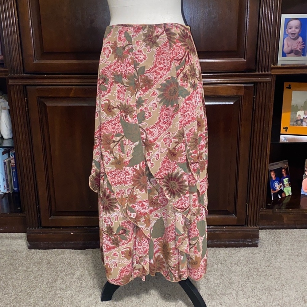 Bandolino size 4 long skirt lots of ruffles/layers
